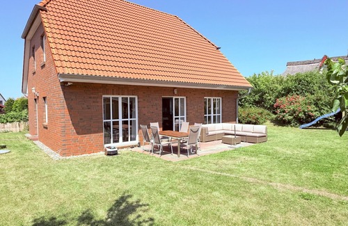 Rosenhagen House | Spacious, bright vacation home within walking distance of only 500m to the beach, with beautiful garden
