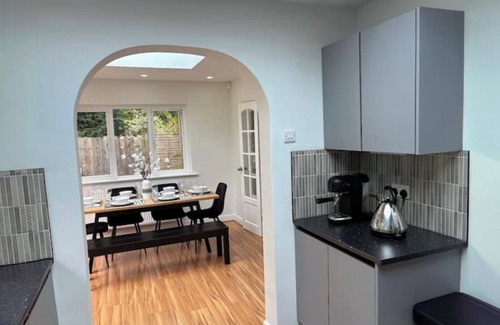 Cradley House | Spacious Bungalow I Hot Tub I Private Garden I Gated Parking