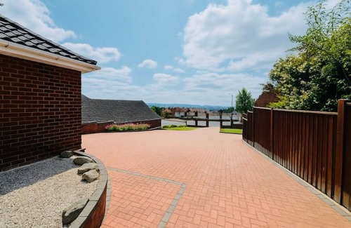 Cradley House | Spacious Bungalow I Hot Tub I Private Garden I Gated Parking