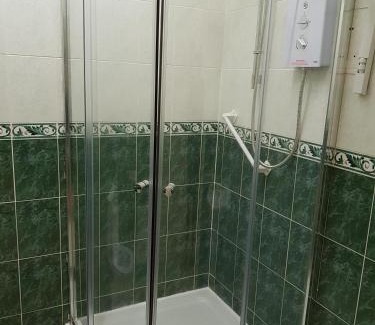 Pettits Apartment | Spacious Bungalow in Romford with parking