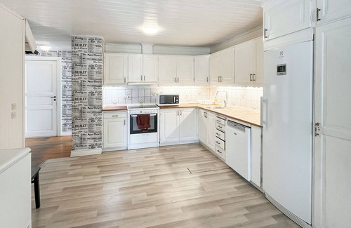 Ingelstad Cabin | Spacious Cabin for Work Crews, 10 Beds!