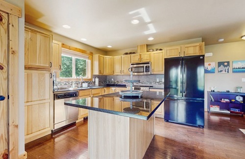 Cle Elum Cabin | Spacious cabin w/large deck, grill, w/d & great location