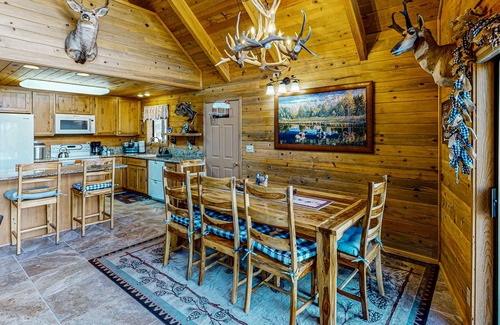 La Pine House | Spacious cabin with bunk house, game room, river view, patio, and fire pit