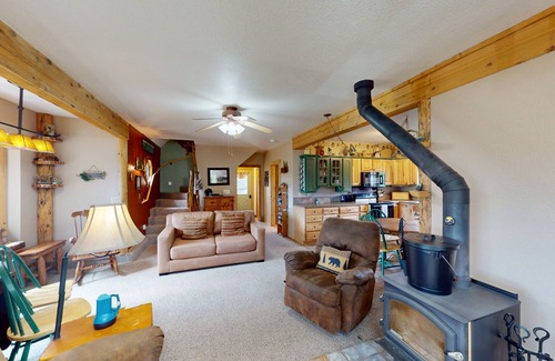 Drake House | Spacious cabin with stunning views, wifi, fully stocked kitchen & W/D