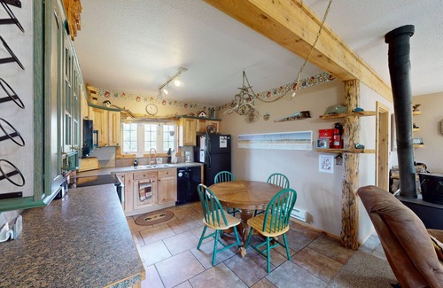 Drake House | Spacious cabin with stunning views, wifi, fully stocked kitchen & W/D