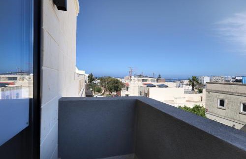 Pembroke Apartment | Spacious & Central 3BD Apartment with Front Balcony - Close to Sliema, St Julians, Valletta