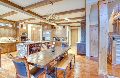 Cle Elum Cabin | Spacious Cle Elum Cabin on Golf Course w/Hot Tub!