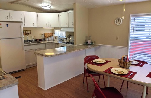 Englewood South House | Spacious colorful 2BR/1BA mobile home in Englewood, sleeps 5, 3 miles to beach