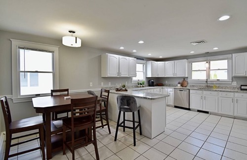 Milton House | Spacious, Comfy Colonial, minutes to Boston and highways