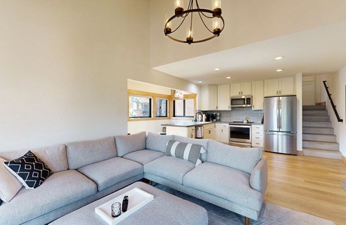 Truckee Condo | Spacious condo walking distance to ski lifts with hot tub, sauna, & pool access