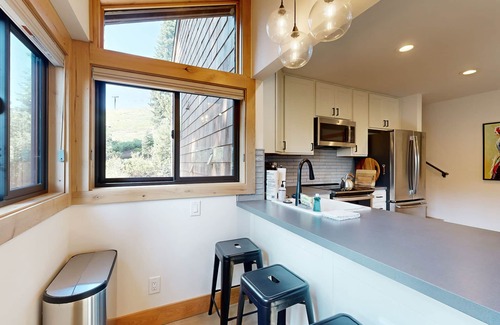 Truckee Condo | Spacious condo walking distance to ski lifts with hot tub, sauna, & pool access