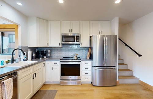 Truckee Condo | Spacious condo walking distance to ski lifts with hot tub, sauna, & pool access