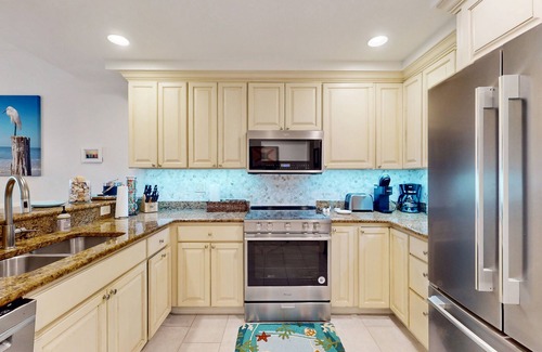 Redevelopment Area Condo | Spacious condo with WiFi, pool, hot tub & on-site restaurant/bar