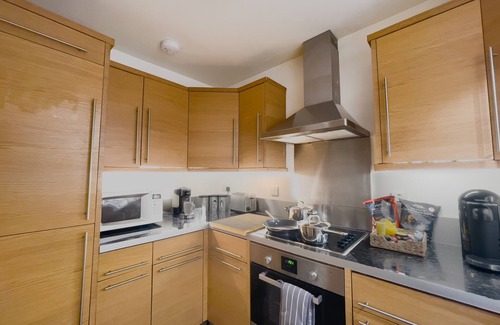 Cheshunt Apartment | Spacious Contractor Flat for Large groups - FREE parking by Tailored Apartments