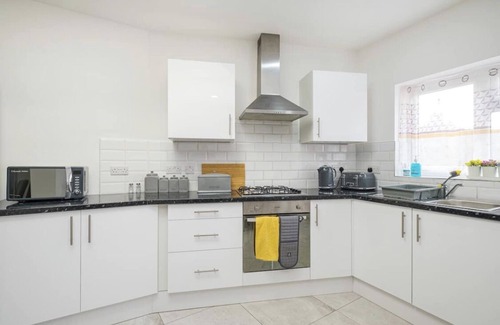 Becontree House | Spacious contractor family groups free parking