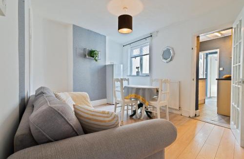 Gillingham House | Spacious Cosy City Centre House - Perfect for Contractors & Work