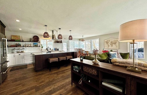 Somers Cottage | Spacious Cottage - pond/mountain views/fenced yard