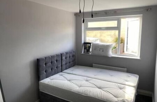 Christchurch House | Spacious & Cozy 3 Bedroom Home in Bexleyheath