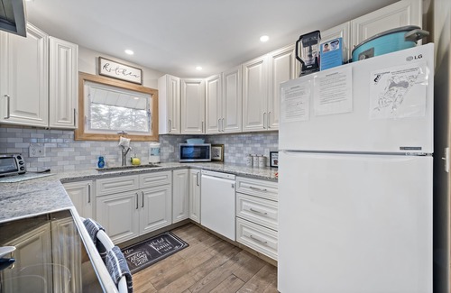 Jim Thorpe House | Spacious-Cozy Cabin-Jim Thorpe-Sauna-Game Room-Fireplace-Pool-Lake-Beach-Slopes