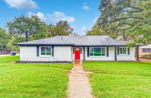 Ederville House | Spacious/Cozy home in Fort Worth!