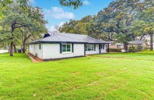 Ederville House | Spacious/Cozy home in Fort Worth!