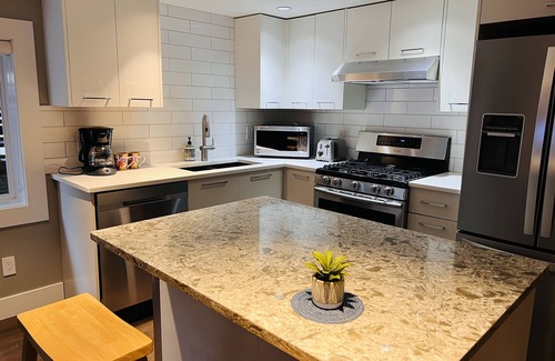 Gordon Head Apartment | Spacious ,cozy home in Victoria Near Park &Beach with 2 parking spots