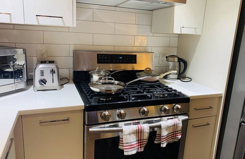 Gordon Head Apartment | Spacious ,cozy home in Victoria Near Park &Beach with 2 parking spots