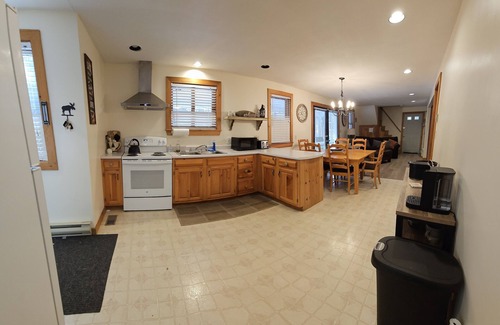 Chocorua House | Spacious Cozy Home, nearby King Pine and Cranmore skiing, and event venues