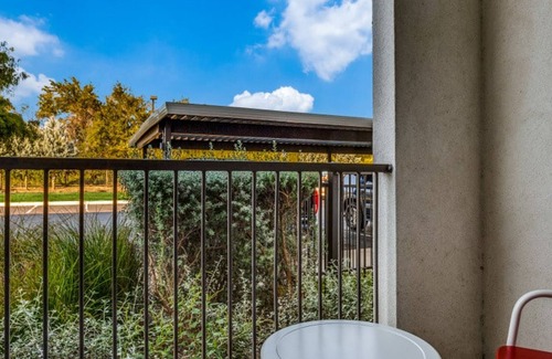 McNeil Apartment | Spacious Cozysuites on I-35 w Pool and Parking 02