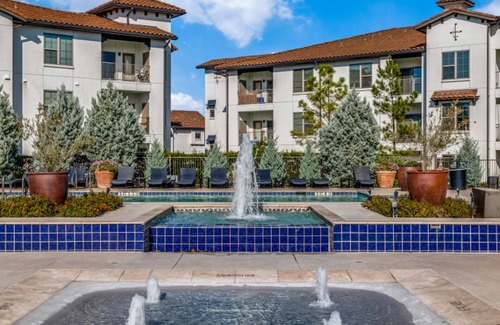 McNeil Apartment | Spacious Cozysuites on I-35 w Pool and Parking 02