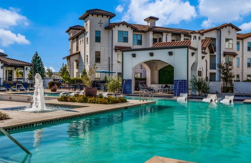 McNeil Apartment | Spacious Cozysuites on I-35 w Pool and Parking 02