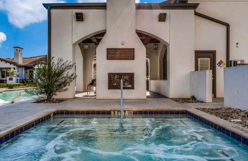 McNeil Apartment | Spacious Cozysuites on I-35 w Pool and Parking 02