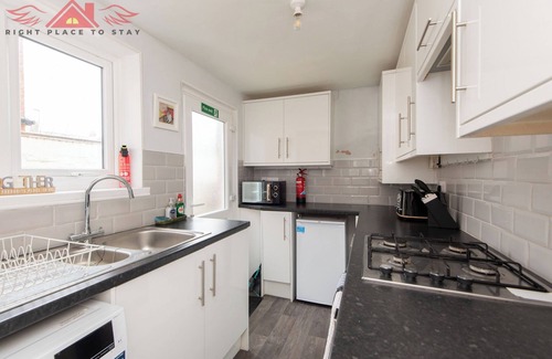 Darlington House | Spacious Darlington 3BR Home near City Centre with Garden and Parking - sleeps 6