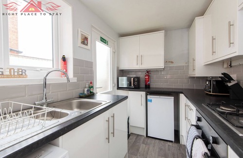 Darlington House | Spacious Darlington 3BR Home near City Centre with Garden and Parking - sleeps 6