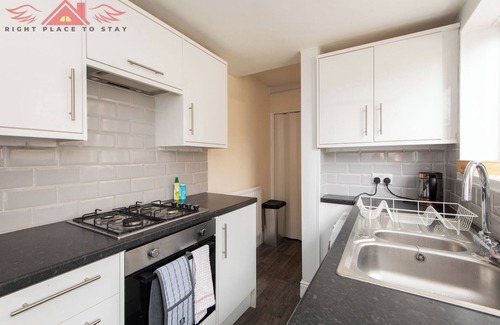 Darlington House | Spacious Darlington 3BR Home near City Centre with Garden and Parking - sleeps 6