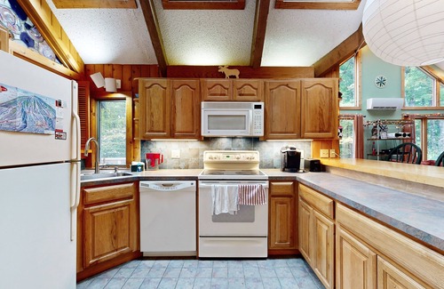 Forest Farms House | Spacious dog-friendly home, fireplace, firepit, sauna, jet tub, decks, wifi
