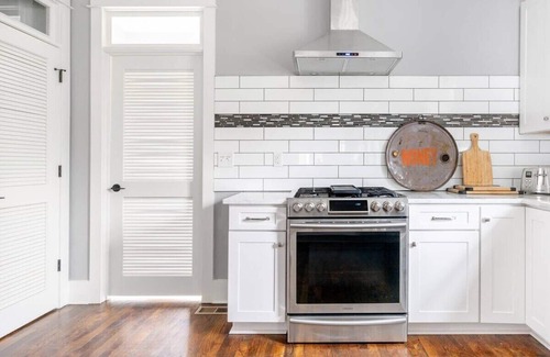 Eastwood House | Spacious Dog Friendly 3 BR Townhome, Grill, Patio 3 Blocks to Grocer, 5 Mins to