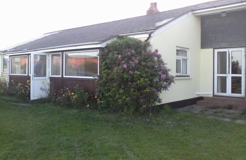 Borth House | Spacious family bungalow only a stones throw from fabulous beach