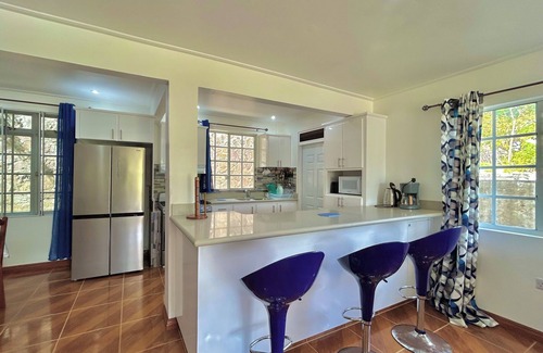 Lower Bay House | Spacious family Cottage with tropical views