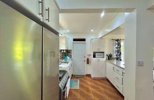 Lower Bay House | Spacious family Cottage with tropical views