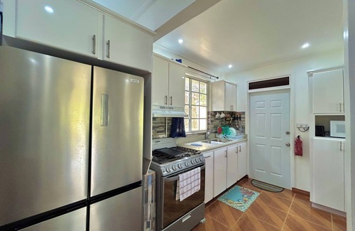Lower Bay House | Spacious family Cottage with tropical views
