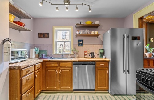 Front Park Apartment | Spacious & Family- Friendly 3-bedroom on Peaceful Historic Tree-Lined Street