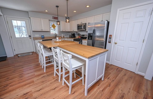 Thayerville Ski Chalet | Spacious family-friendly chalet w/fenced dog run & large deck near the lake/Wisp