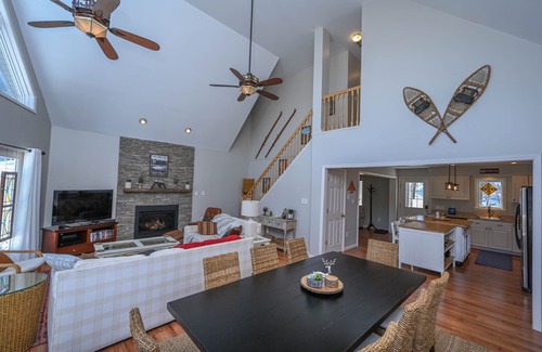 Thayerville Ski Chalet | Spacious family-friendly chalet w/fenced dog run & large deck near the lake/Wisp