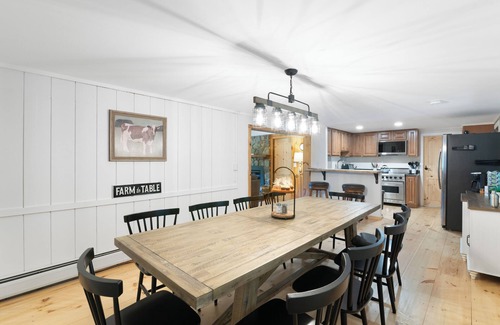 Wilmington House | Spacious Family Getaway 10min to Mt Snow w. Firepit, BBQ, King Bed