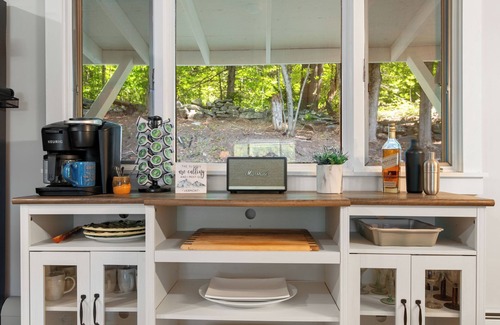 Wilmington House | Spacious Family Getaway 10min to Mt Snow w. Firepit, BBQ, King Bed