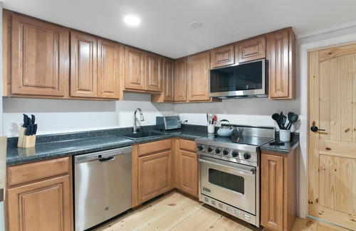 Wilmington House | Spacious Family Getaway 10min to Mt Snow w. Firepit, BBQ, King Bed