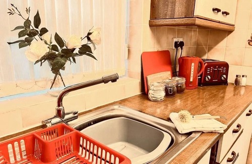 Irlam Apartment | Spacious Family Home