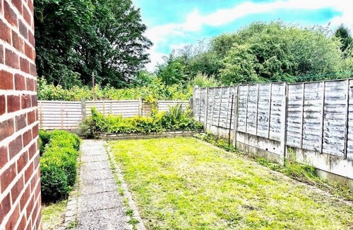 Irlam Apartment | Spacious Family Home