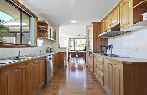 Calare House | Spacious Family Home - Leafy Suburb, Pets Allowed